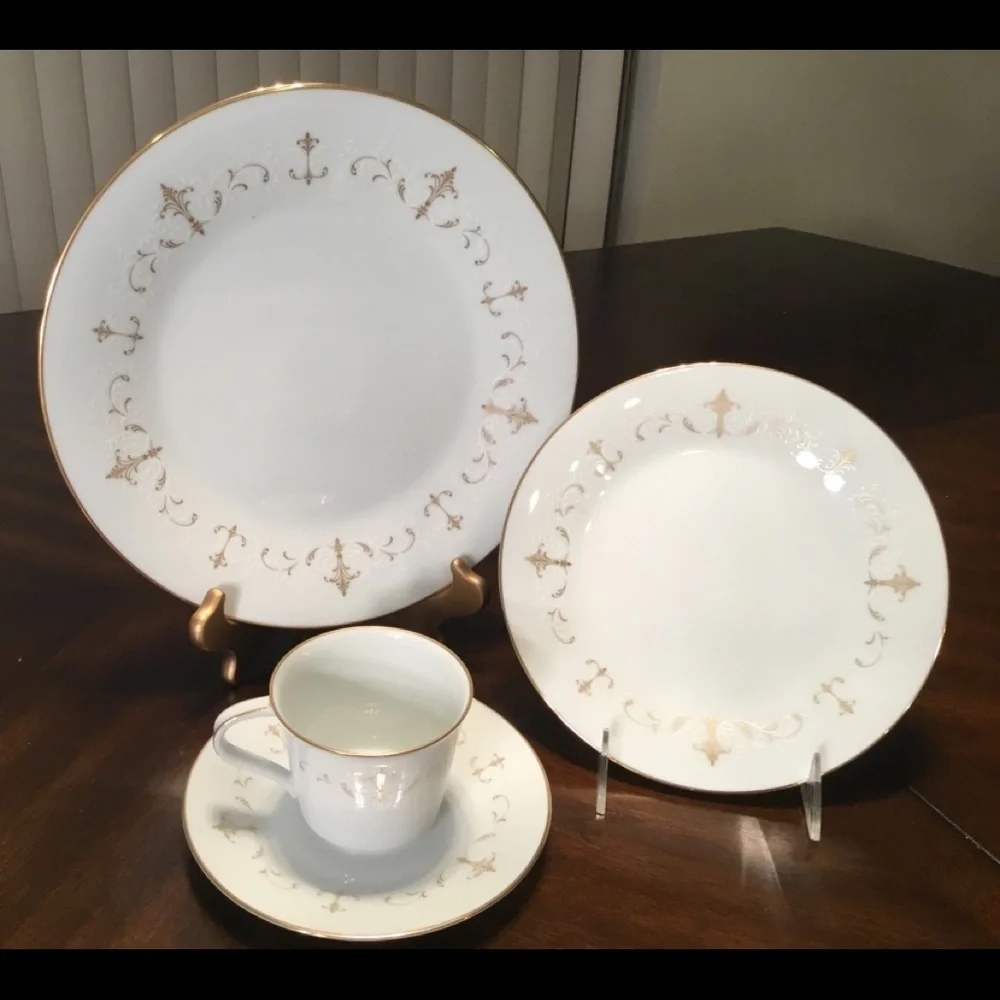 NORITAKE COURTNEY VINTAGE DINNER  8 PLACE‎ SETTING + 4 PC HOST SERVICE